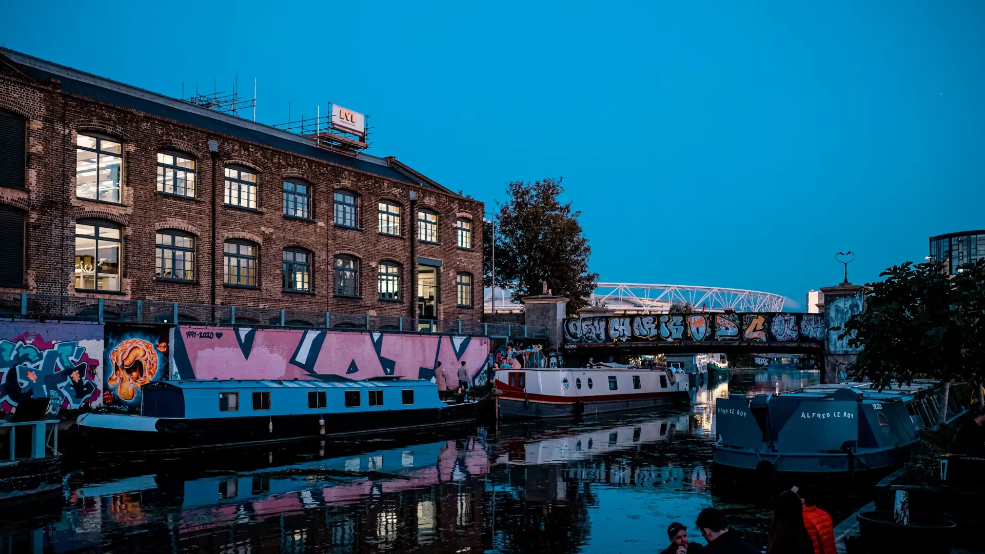 A canal in Hackney at dusk, cover photo of the guide Best bars and restaurants in Hackney